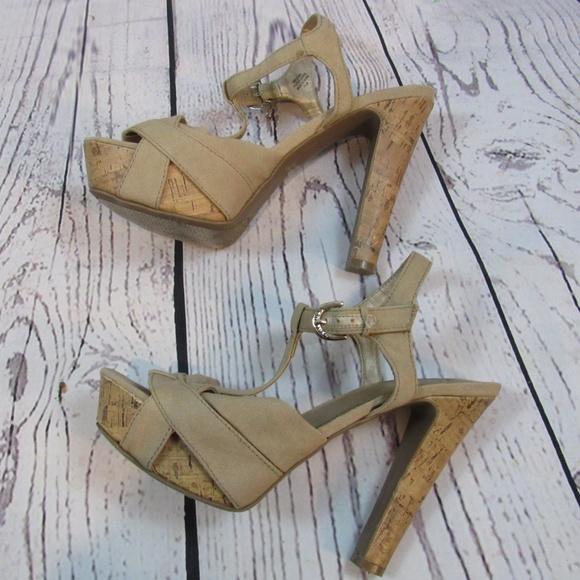 G by Guess tan fabric & cork t-strap sandals - Picture 4 of 7